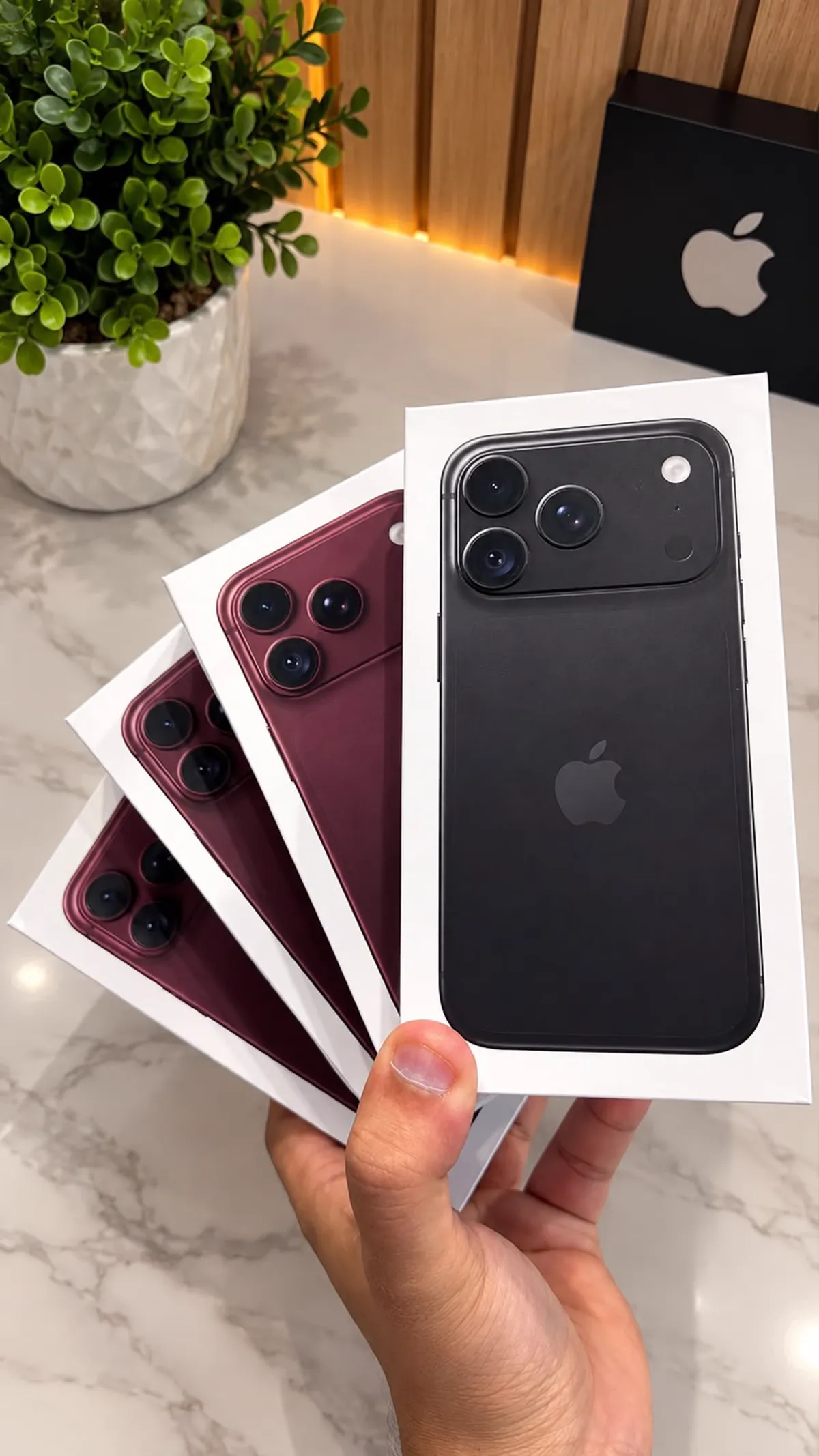 Caixas do iPhone 18 Pro nas cores preto e bordô na Nexa Store