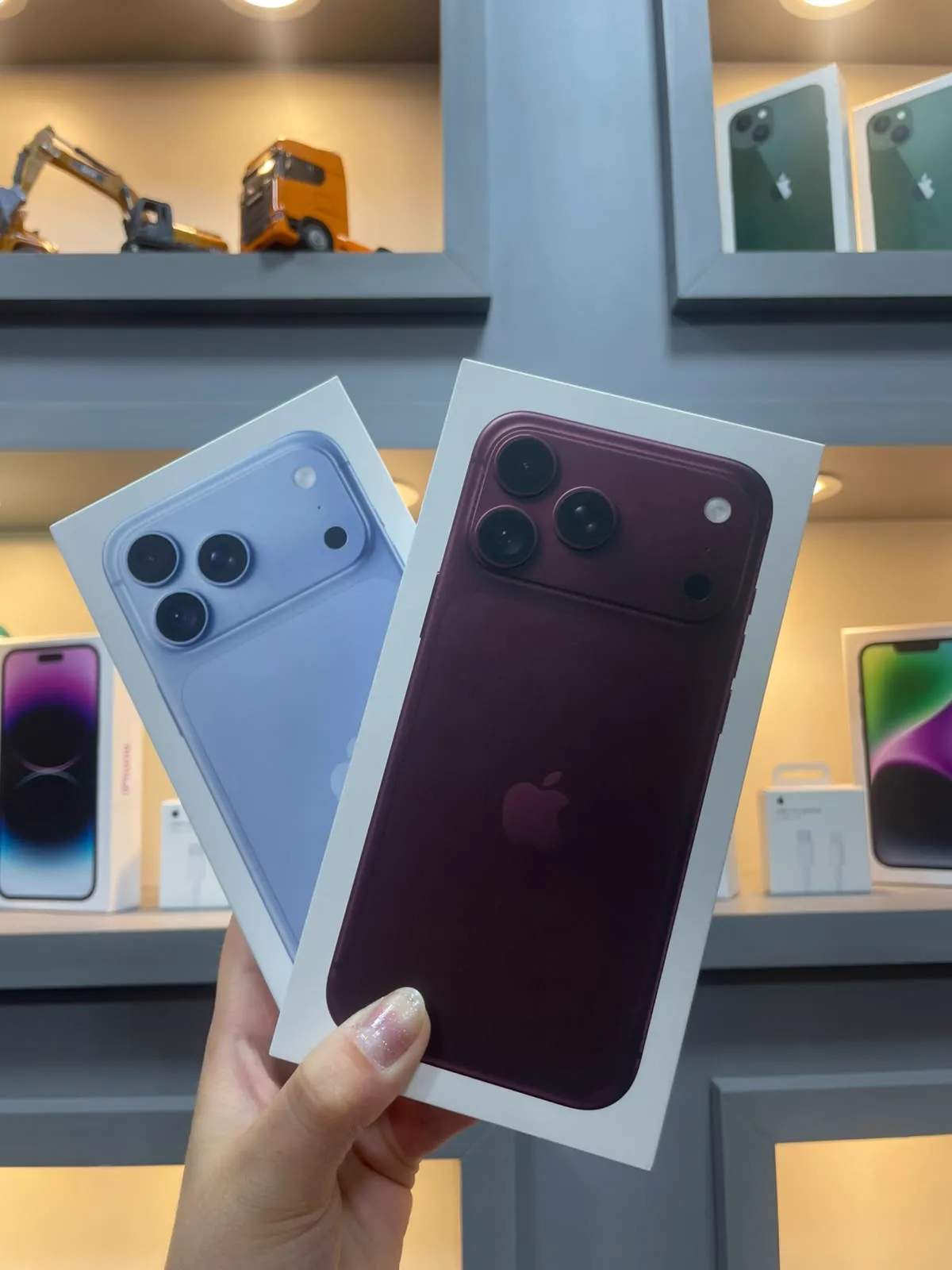 Caixas do iPhone 18 Pro nas cores glacial e bordô na loja Nexa Store