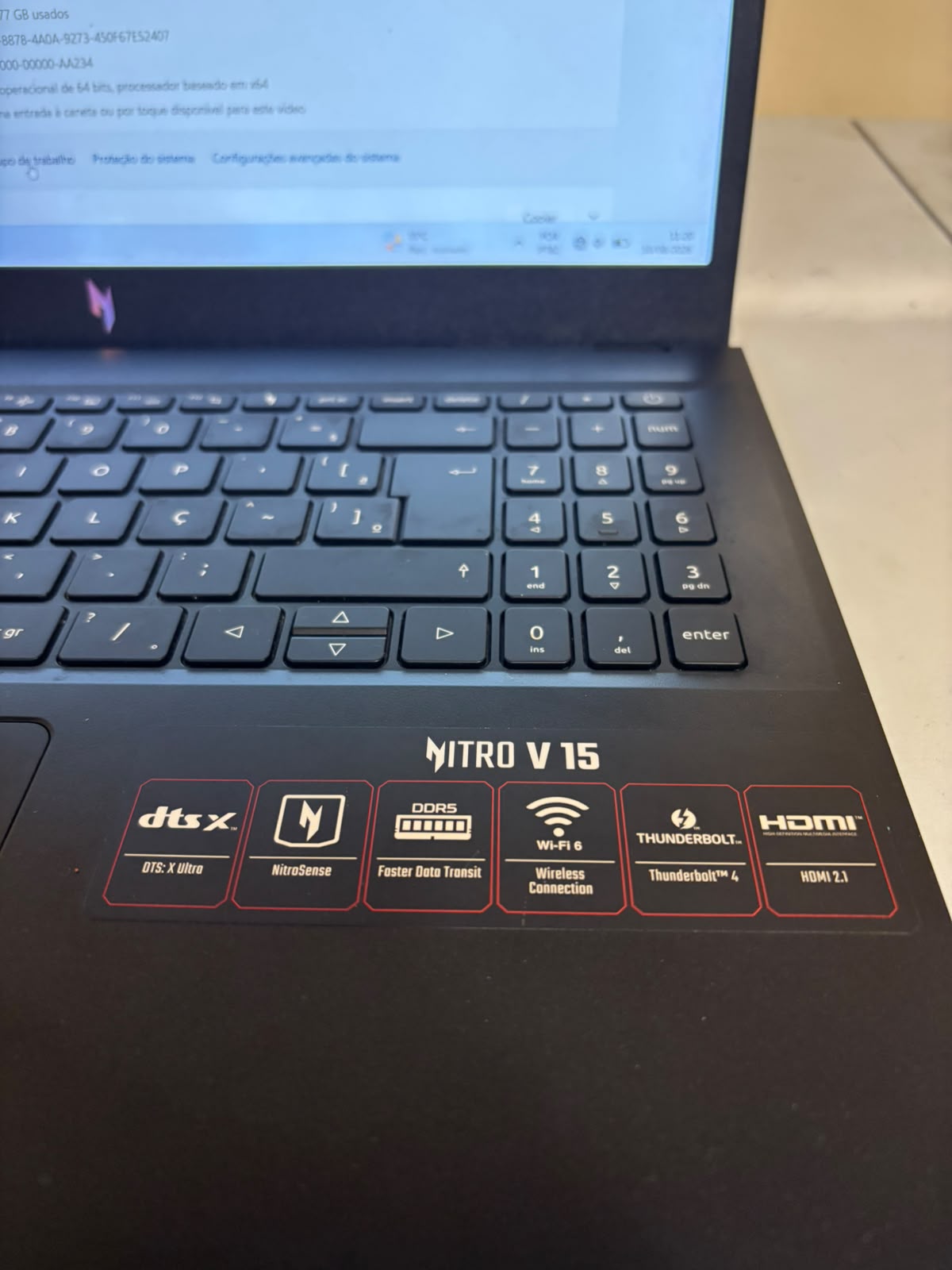 Detalhe do teclado numérico e selos NITRO V 15