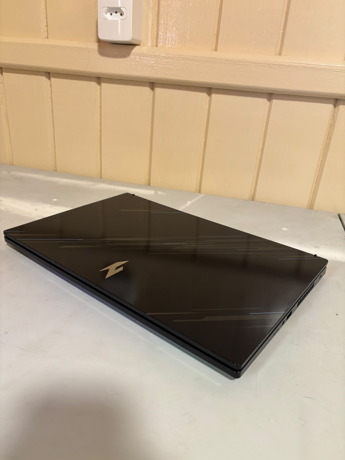 Acer Nitro V15 fechado, tampa superior