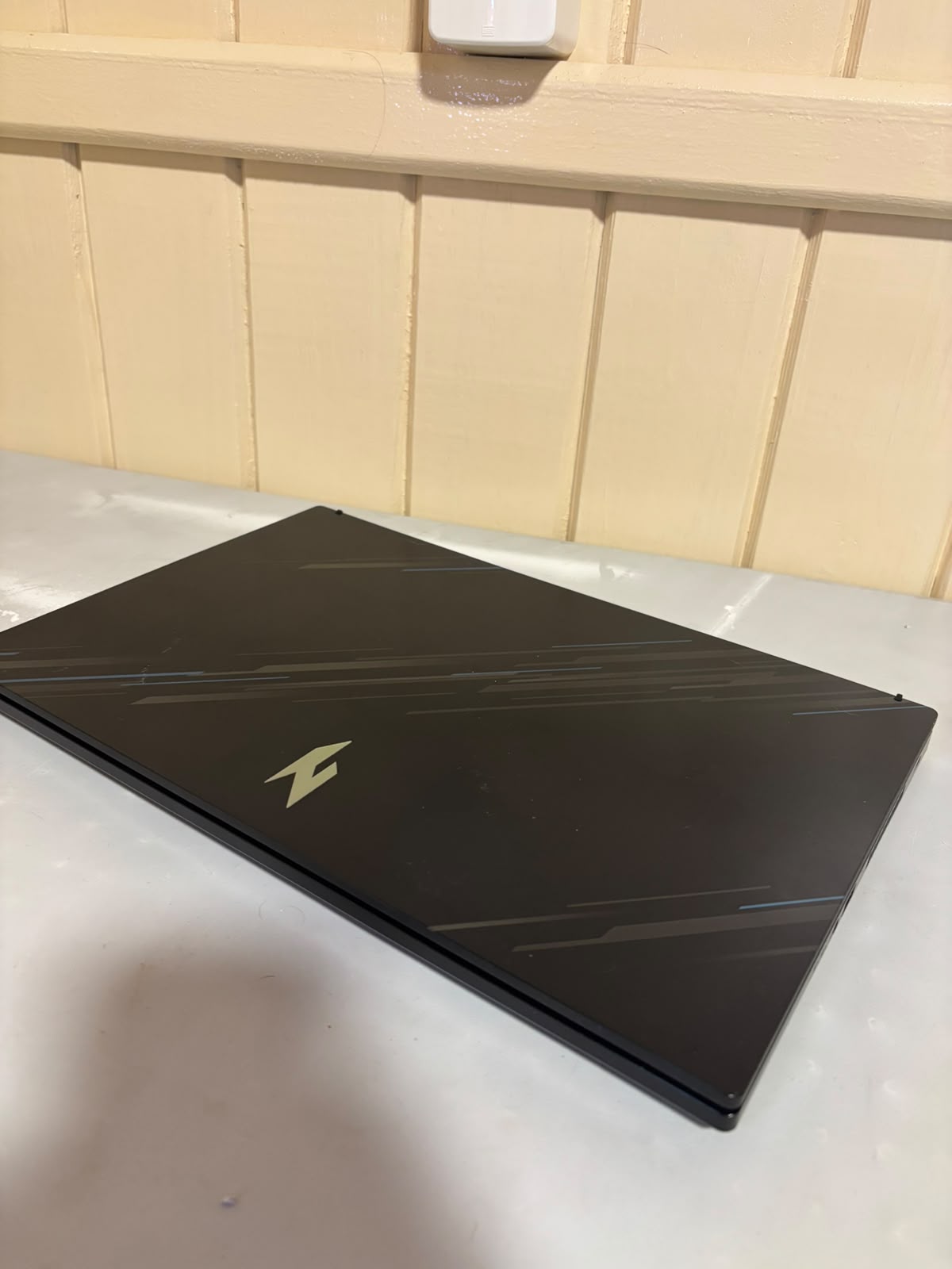 Tampa do Acer Nitro V15 em ângulo