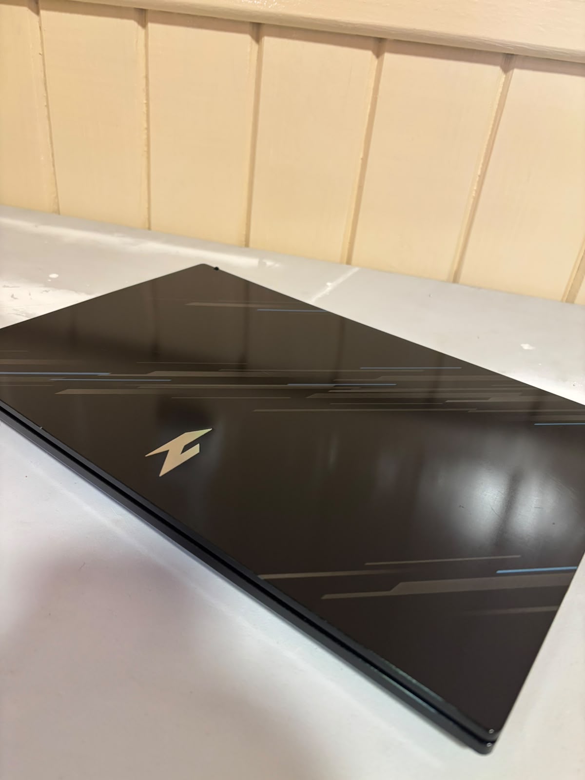 Acabamento da tampa do Acer Nitro V15