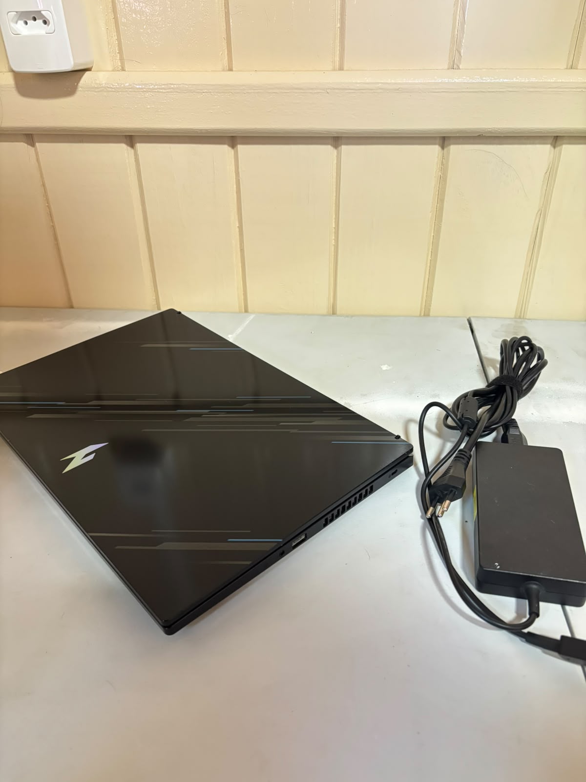Acer Nitro V15 fechado com a fonte inclusa