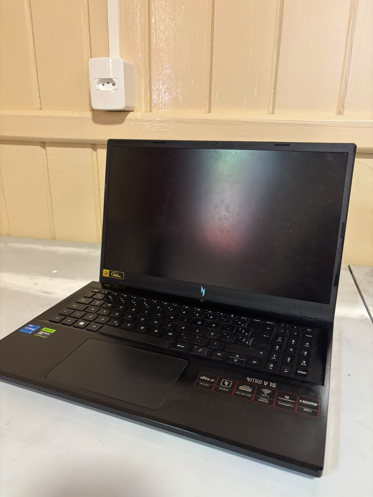 Acer Nitro V15 aberto, teclado e tela