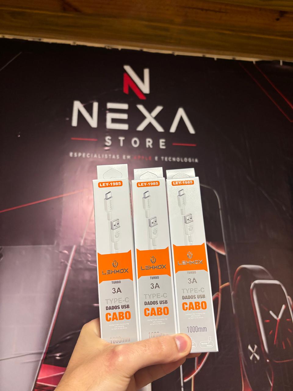 Unidades do Cabo USB-A para USB-C Lehmox em frente ao painel da Nexa Store