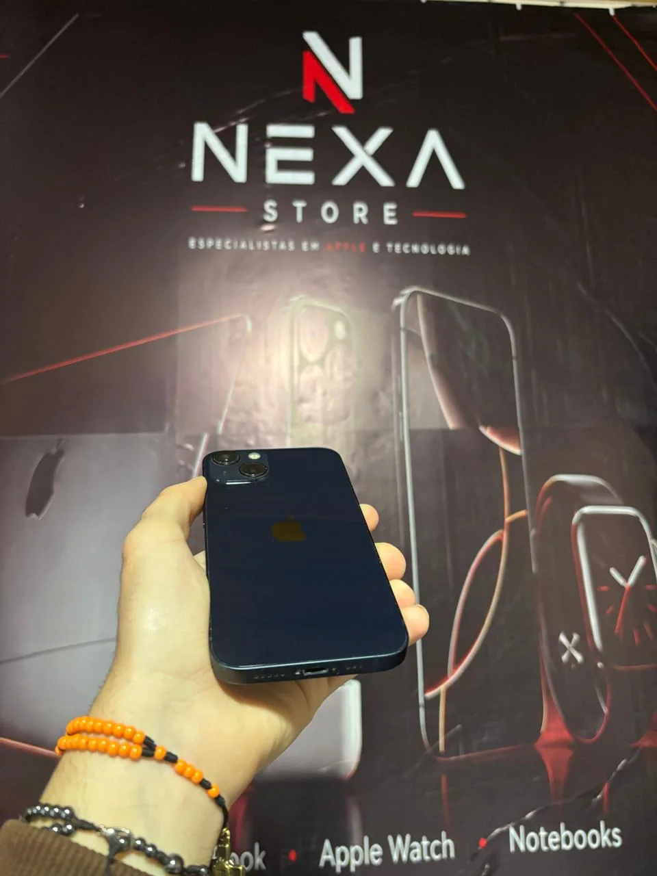 iPhone 13 Azul — ângulo traseiro mostrando a parte inferior do aparelho
