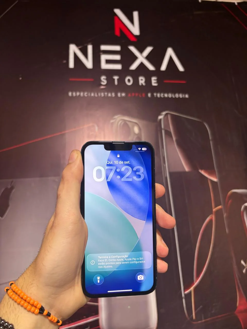 iPhone 13 Azul — frente do aparelho com a tela ligada