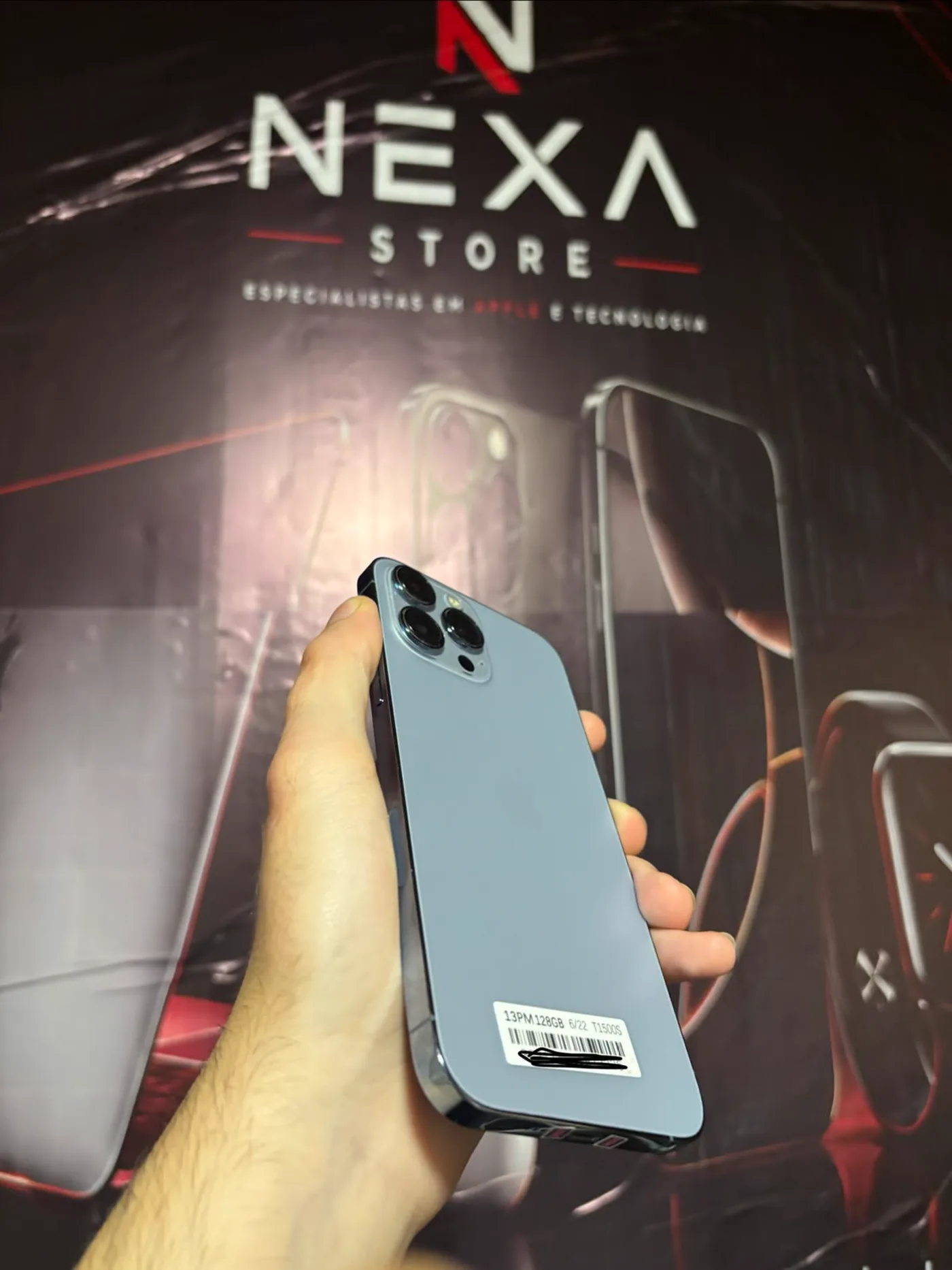 iPhone 13 Pro Max Azul Sierra — perspectiva lateral e traseira mostrando o estado de conservação