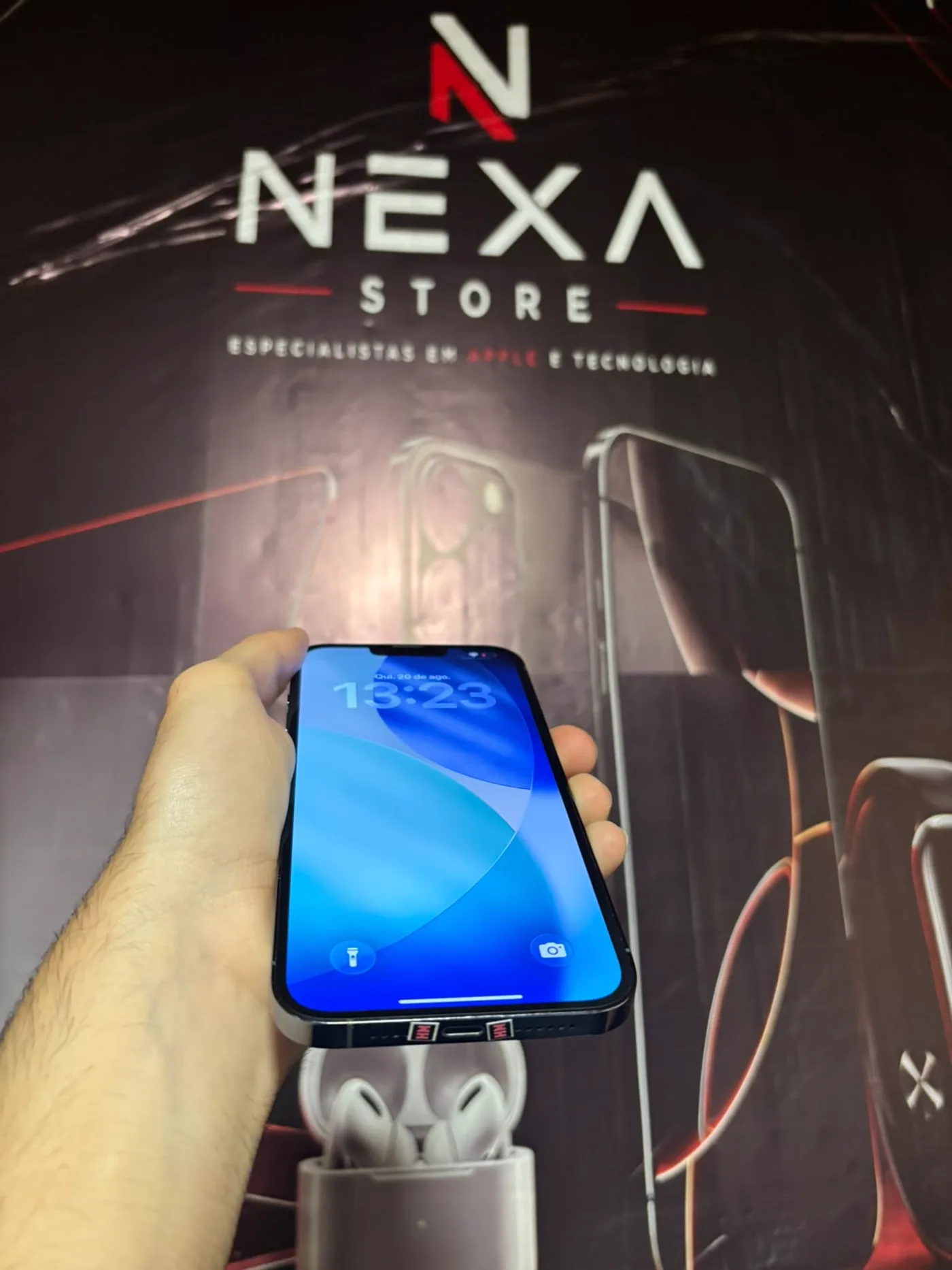 iPhone 13 Pro Max Azul Sierra — perspectiva frontal e inferior do aparelho