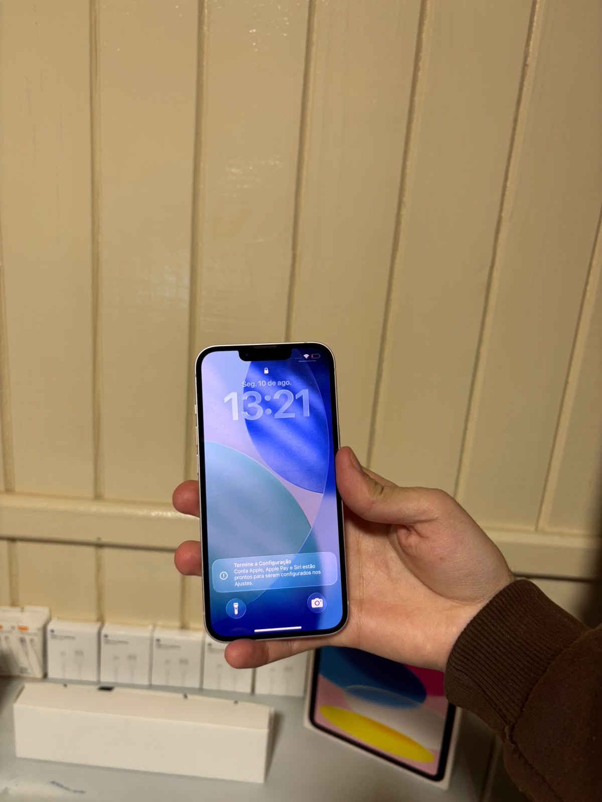 iPhone 13 128 GB Rosa — tela ligada