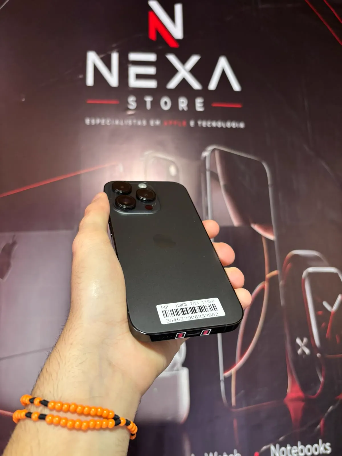 iPhone 14 Pro Space Black — traseira em perspectiva