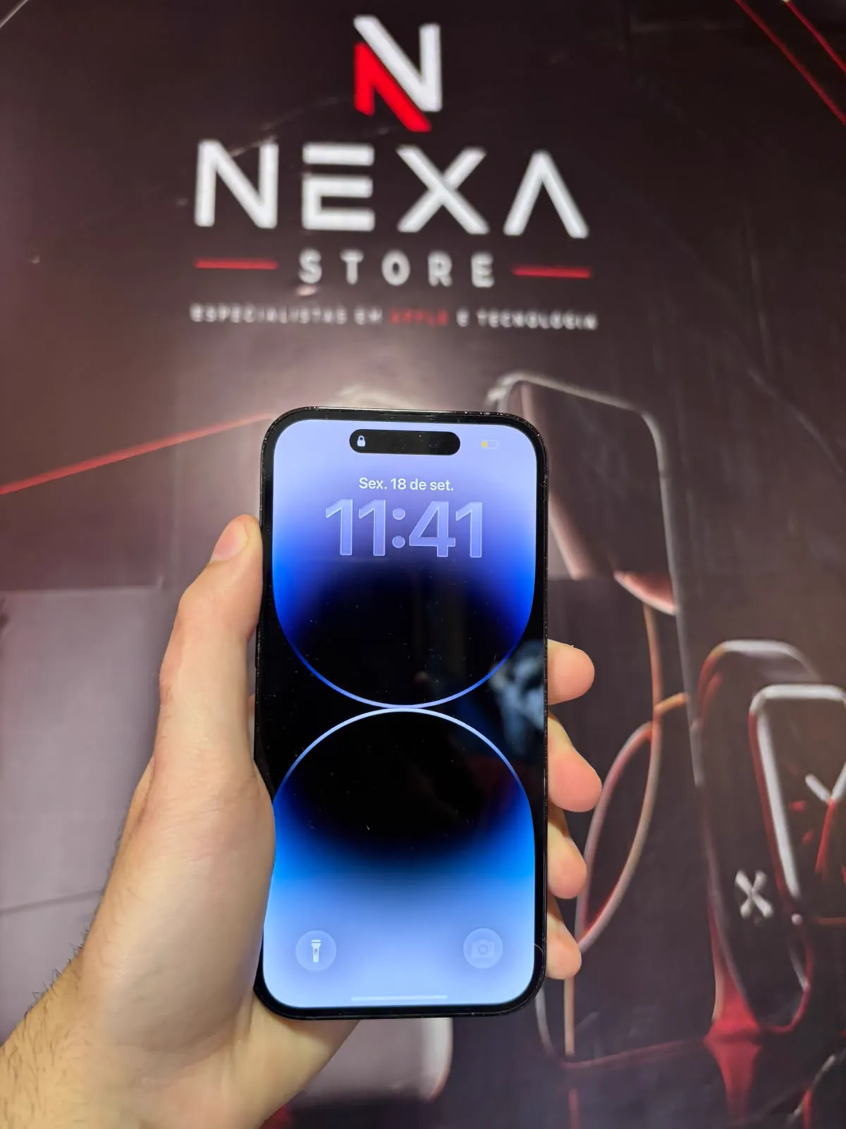 iPhone 14 Pro Space Black — frente do aparelho com a tela ligada