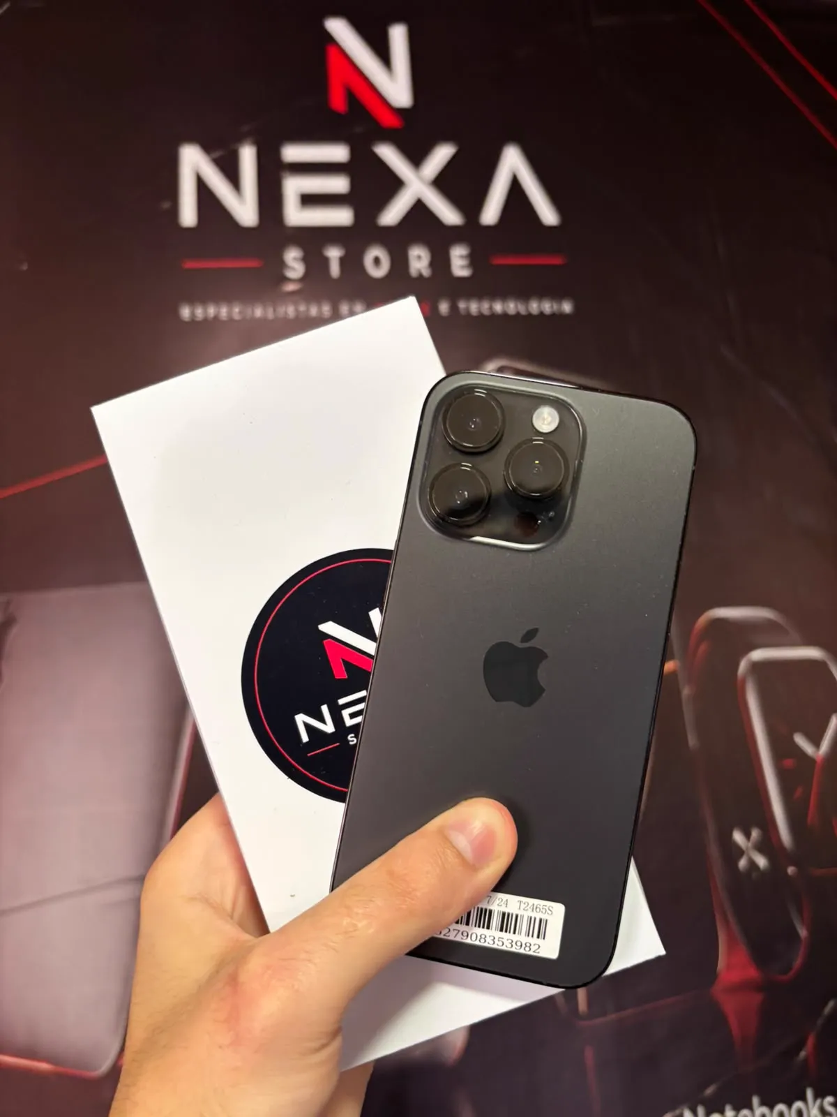 iPhone 14 Pro 128 GB Space Black à frente da caixa com a identidade Nexa Store