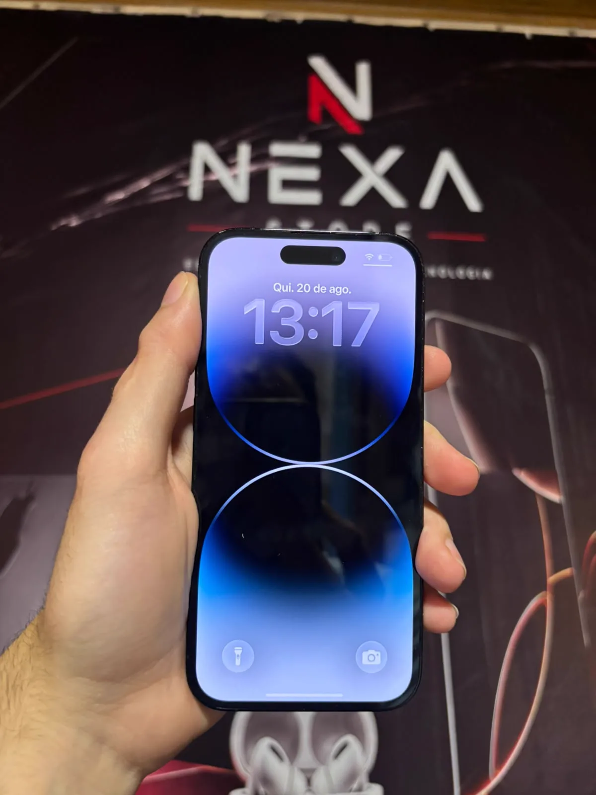 iPhone 14 Pro — frente com a tela ligada