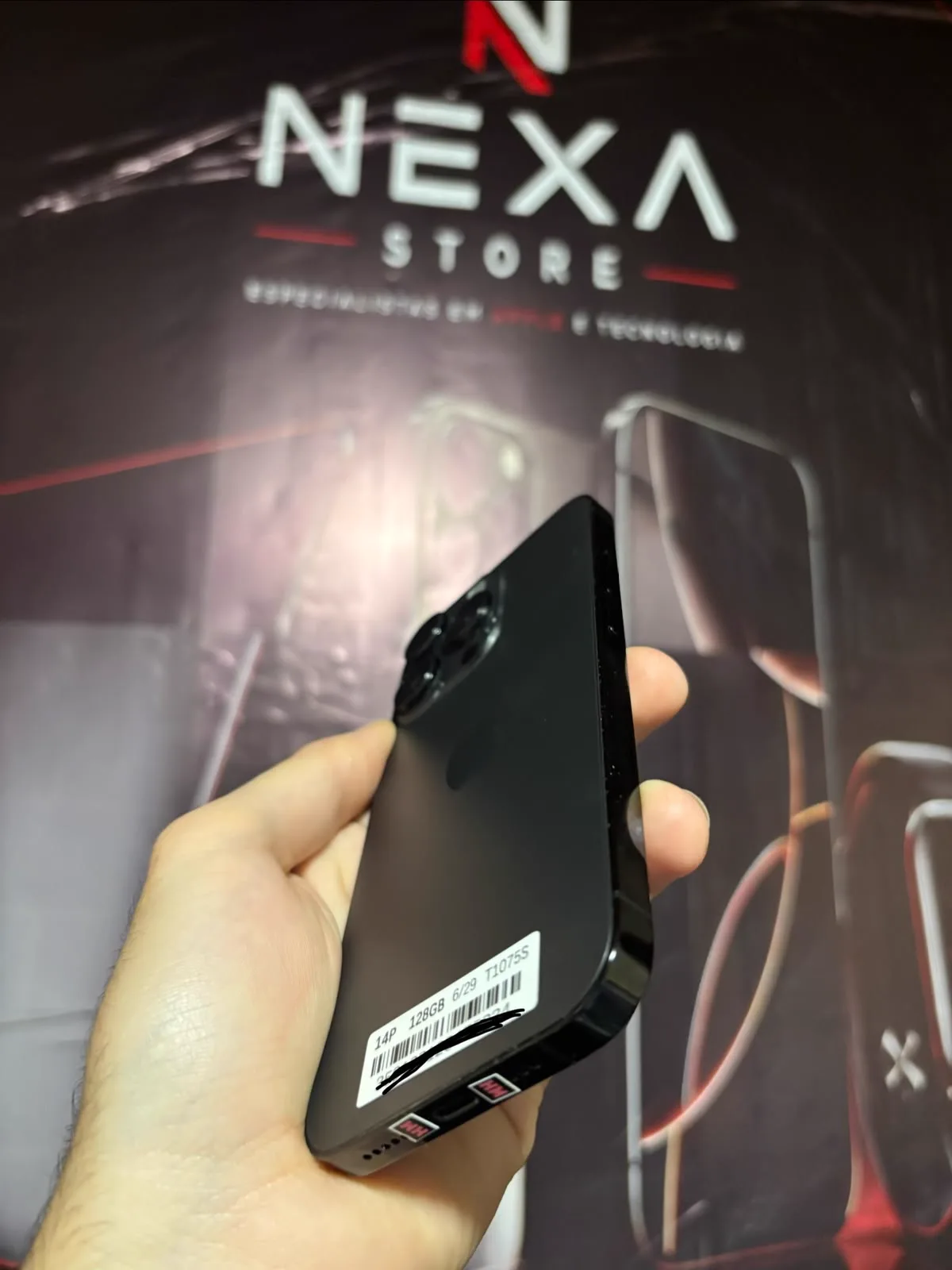iPhone 14 Pro — traseira em perspectiva