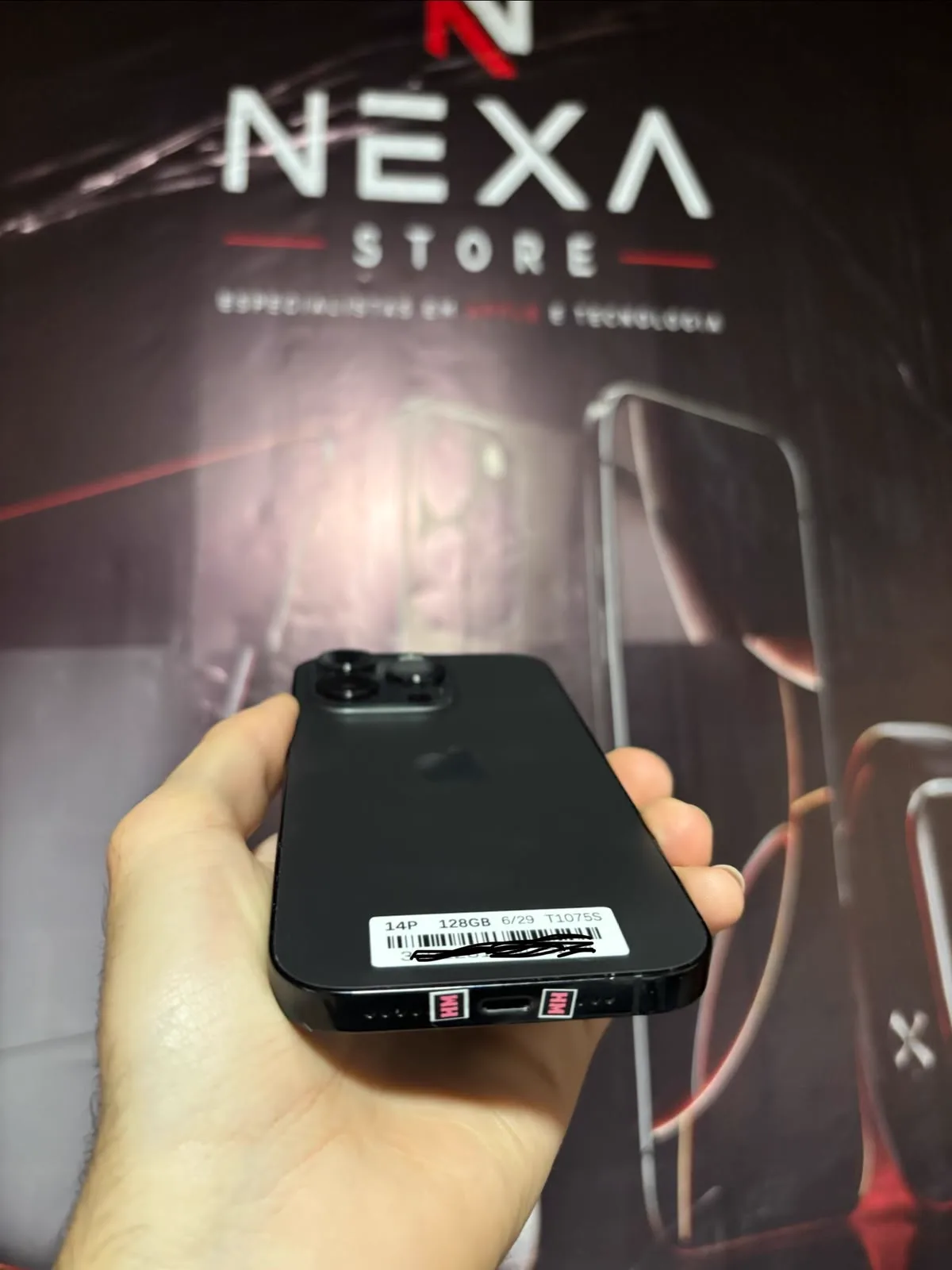 iPhone 14 Pro — detalhes das laterais e da parte inferior do aparelho