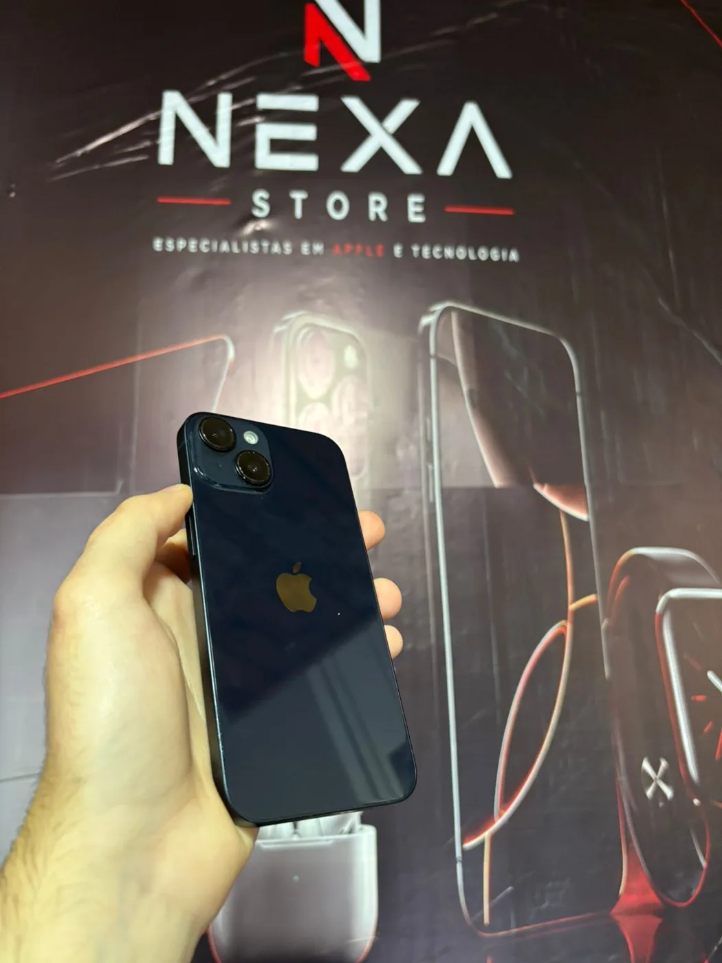 iPhone 14 128 GB Azul — traseira em perspectiva mostrando o estado de conservação