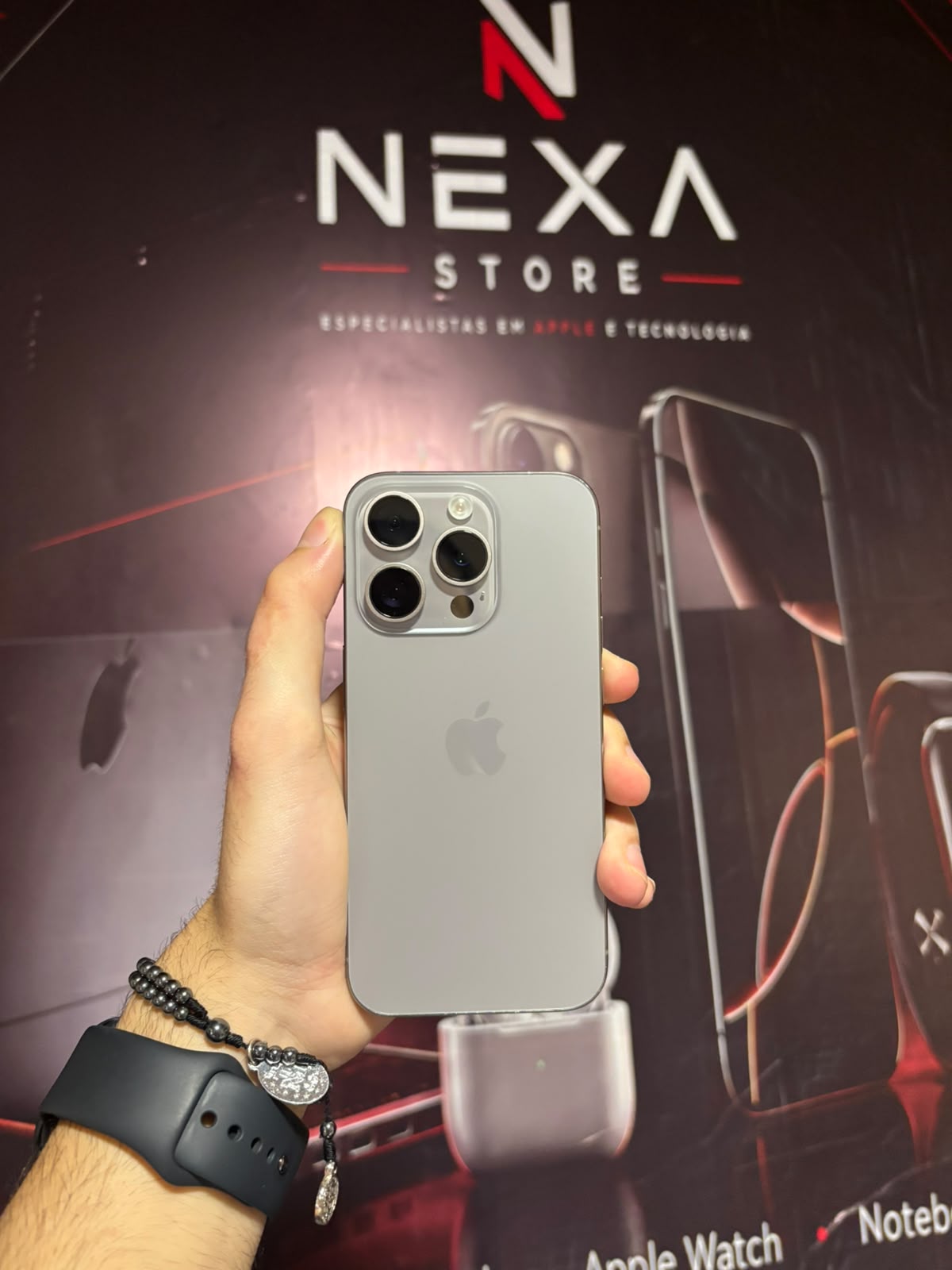 iPhone 15 Pro Titânio Natural — traseira e câmeras