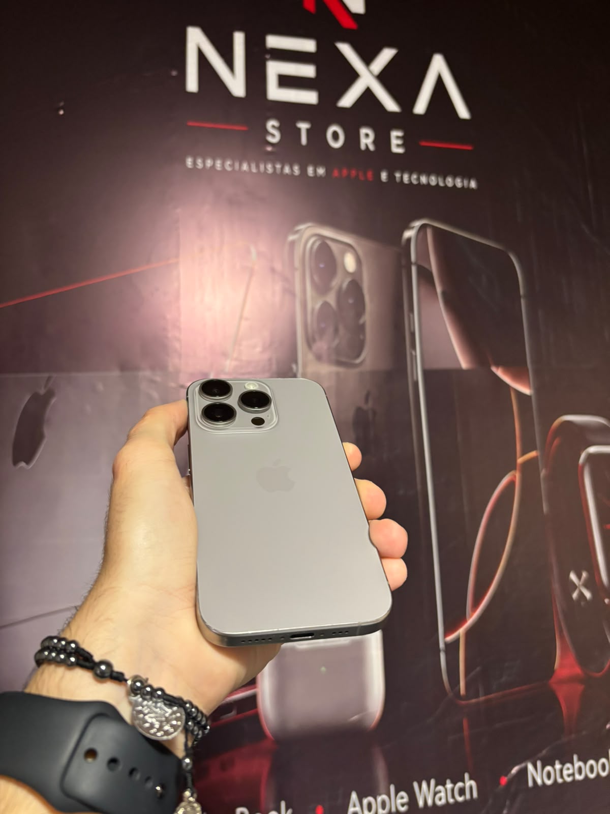 iPhone 15 Pro Titânio Natural — traseira em ângulo