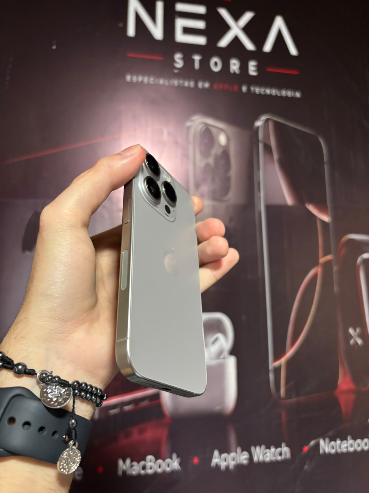 iPhone 15 Pro Titânio Natural — lateral com botões
