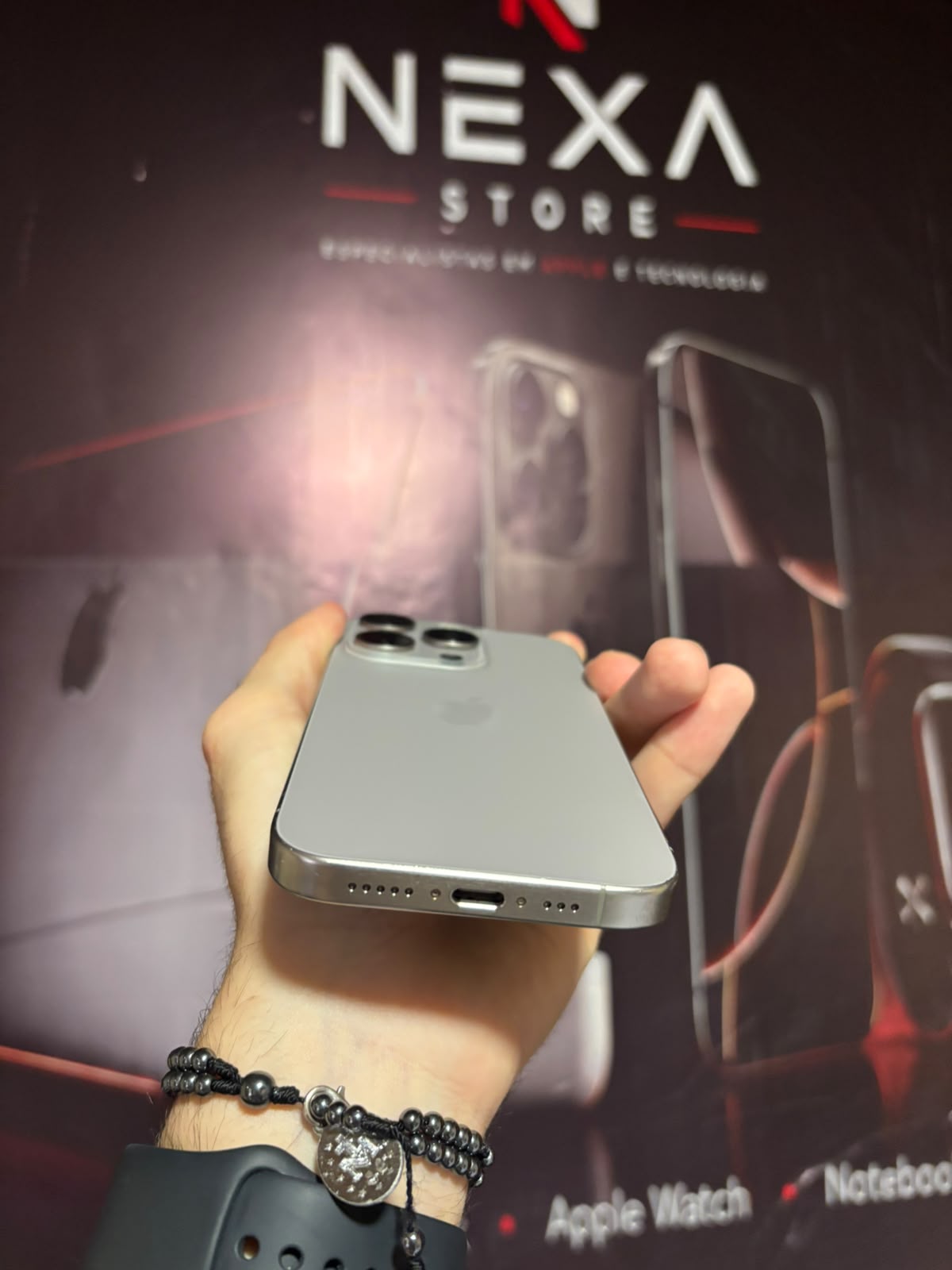 iPhone 15 Pro Titânio Natural — parte inferior