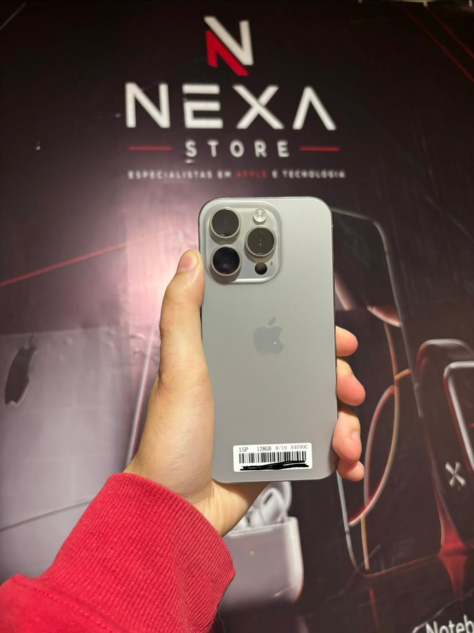 iPhone 15 Pro Titânio Natural — traseira completa