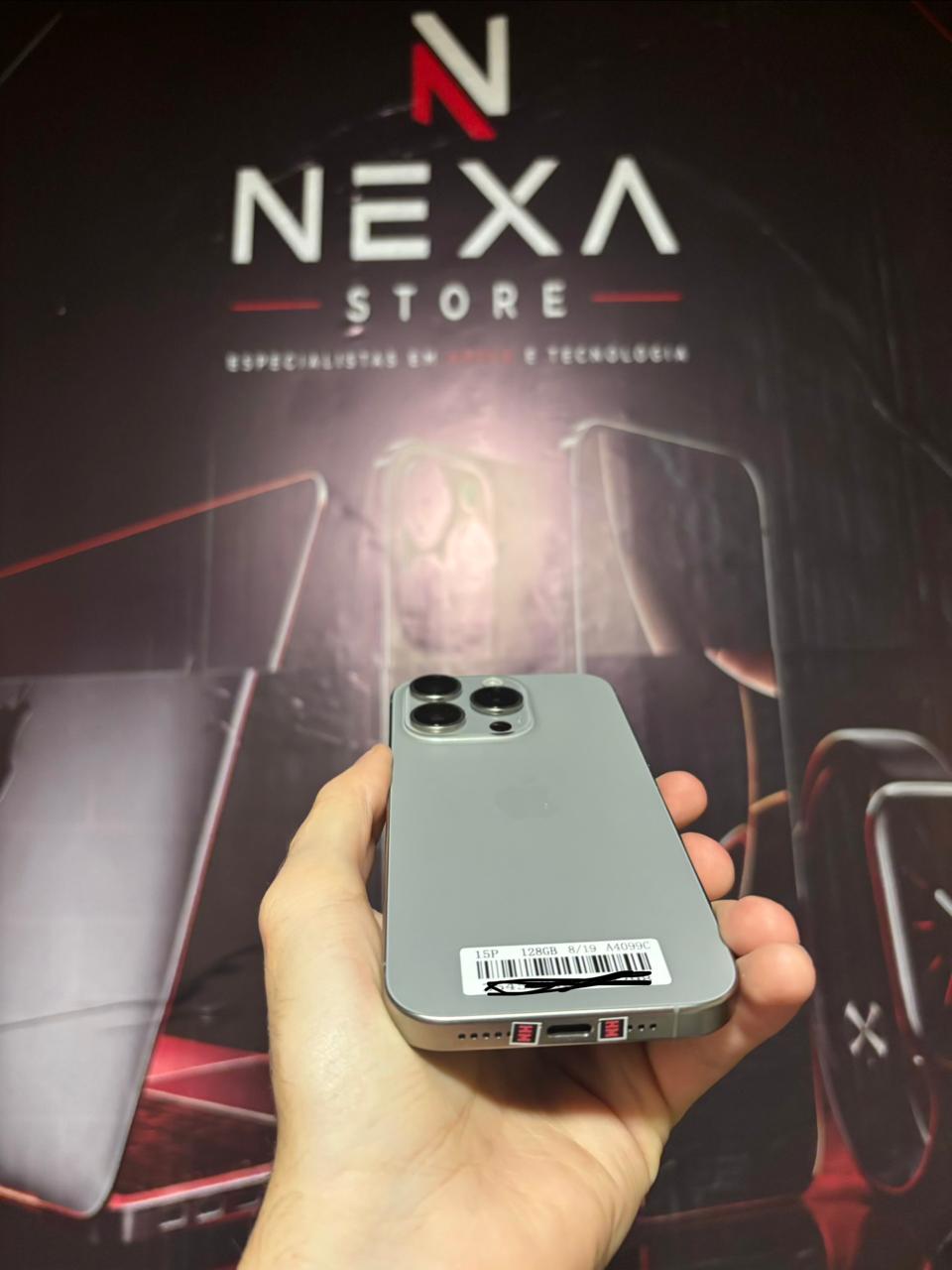 iPhone 15 Pro Titânio Natural — conjunto de câmeras e lateral