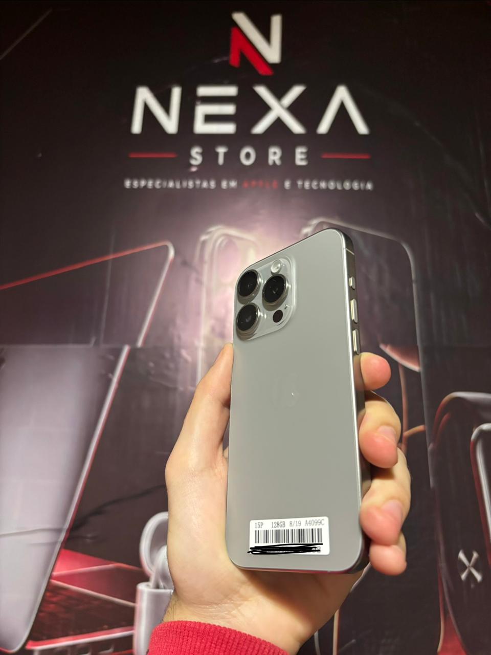 iPhone 15 Pro Titânio Natural — parte inferior e estrutura do aparelho