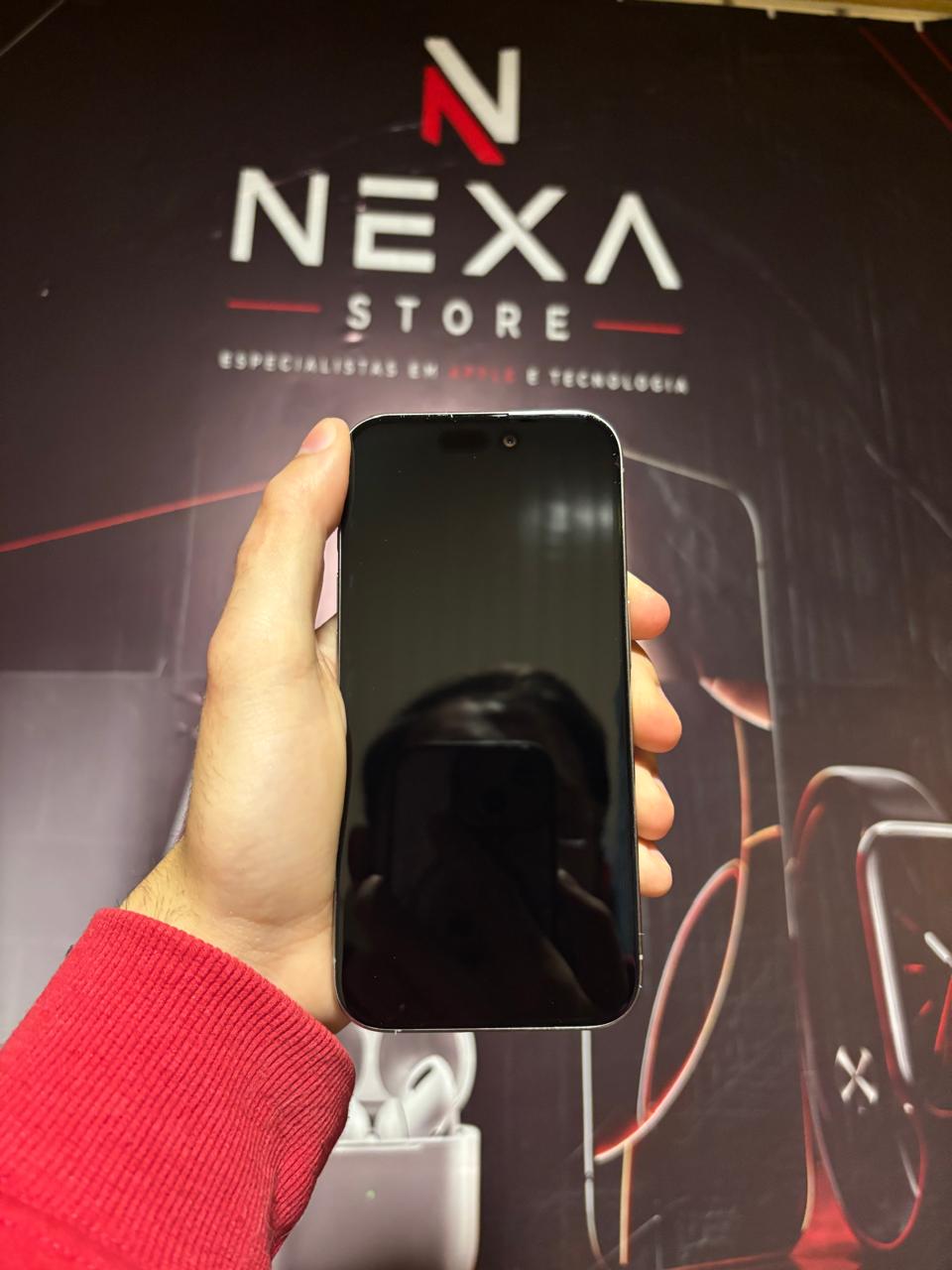 iPhone 15 Pro Titânio Natural — frente do aparelho com a tela desligada