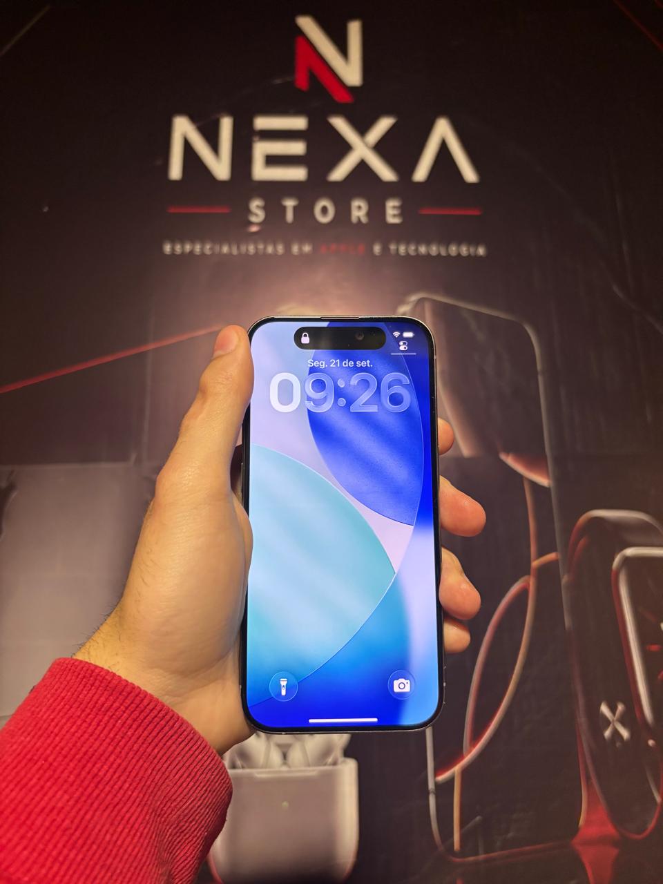 iPhone 15 Pro Titânio Natural — tela frontal ligada