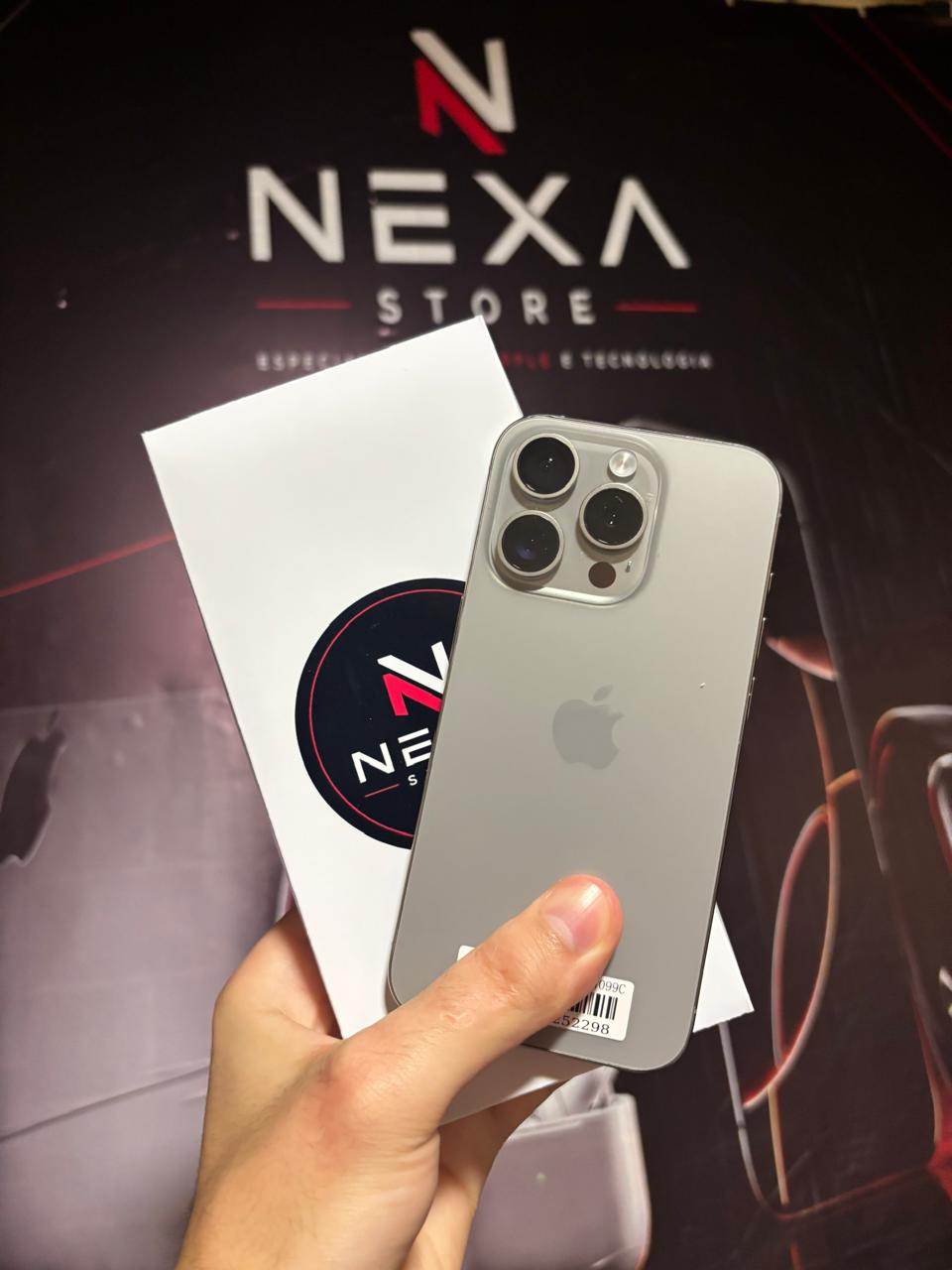 iPhone 15 Pro 128 GB Titânio Natural com a caixa branca e a identidade Nexa Store