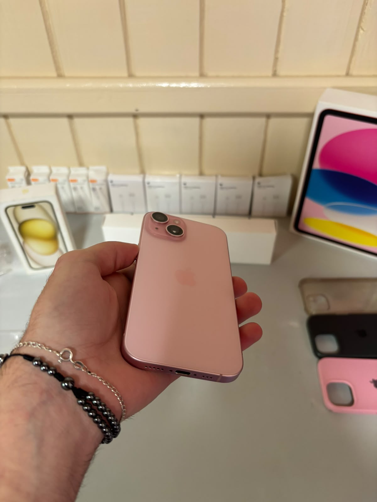 iPhone 15 128 GB Rosa — traseira em ângulo