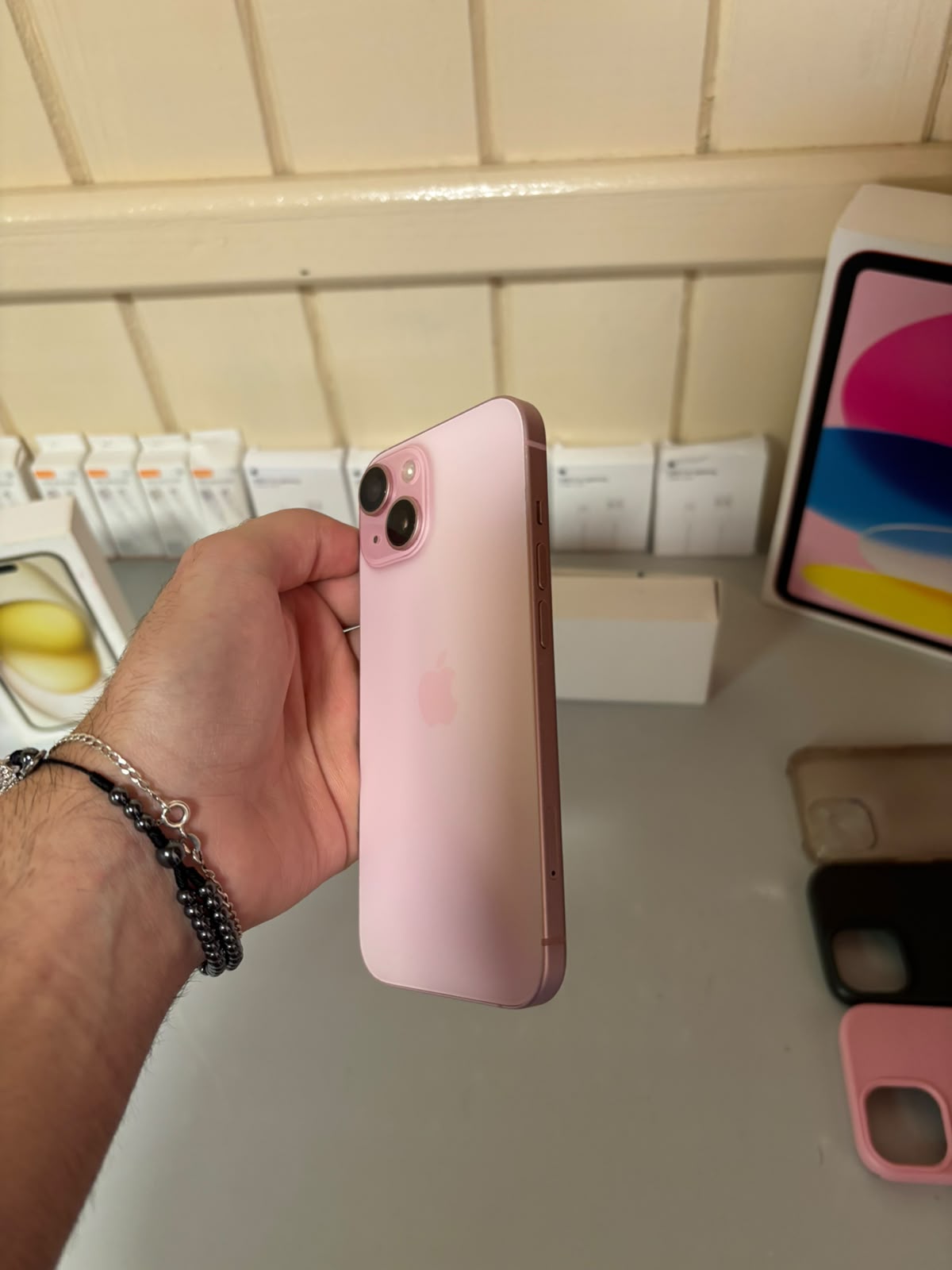 iPhone 15 128 GB Rosa — lateral e botões