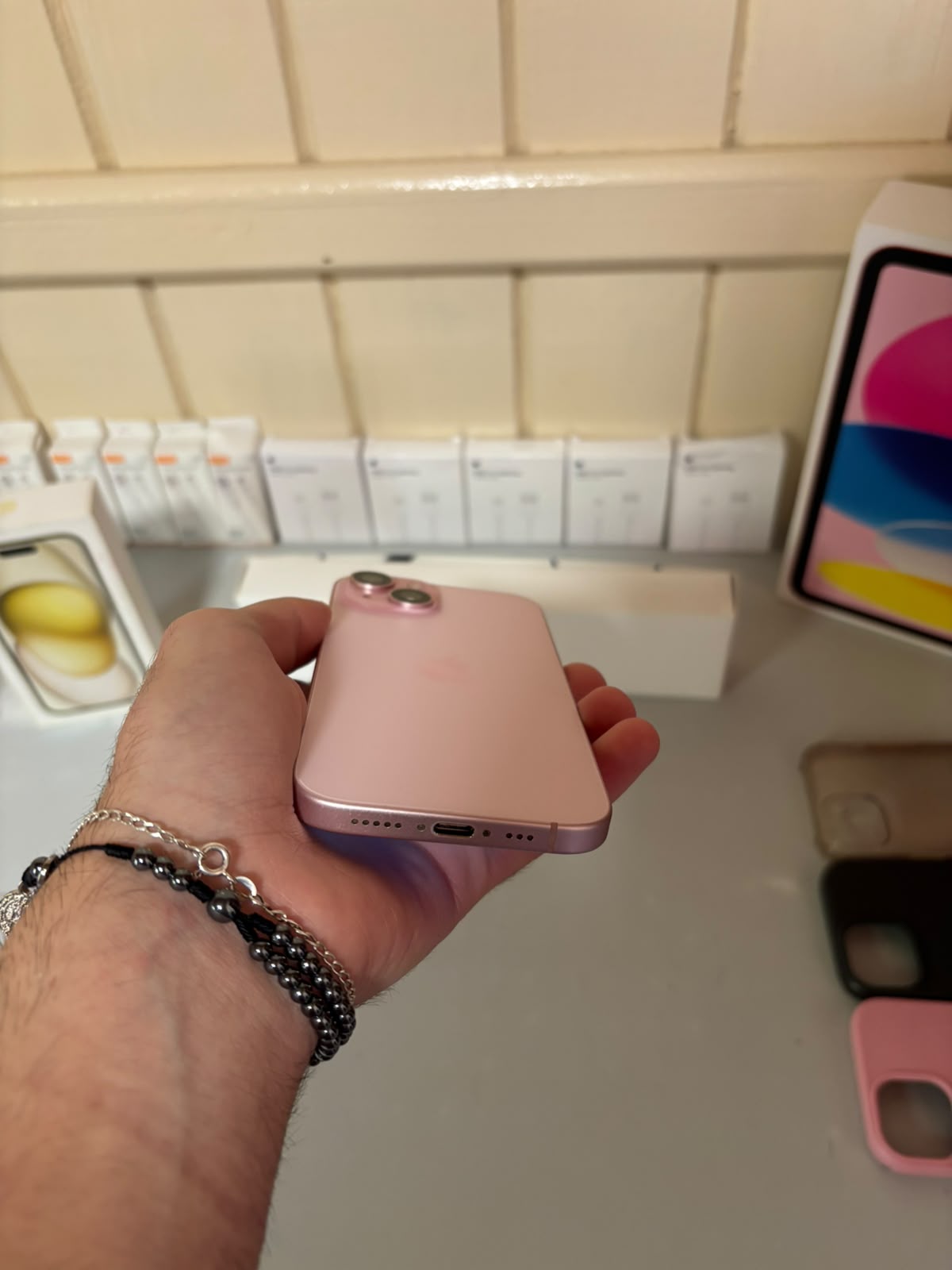 iPhone 15 128 GB Rosa — base com conector USB-C