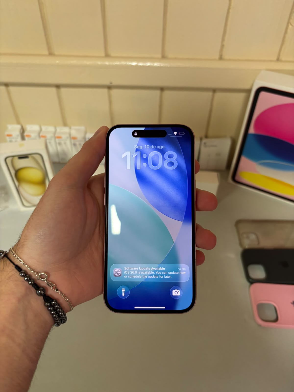 iPhone 15 — tela ligada