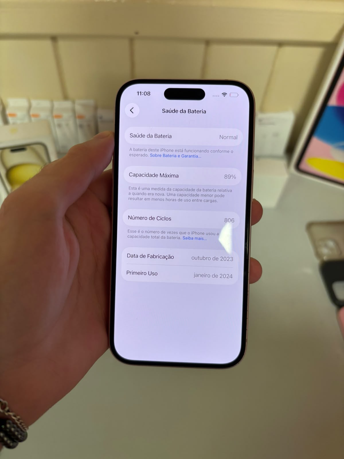 iPhone 15 — saúde da bateria em 89%