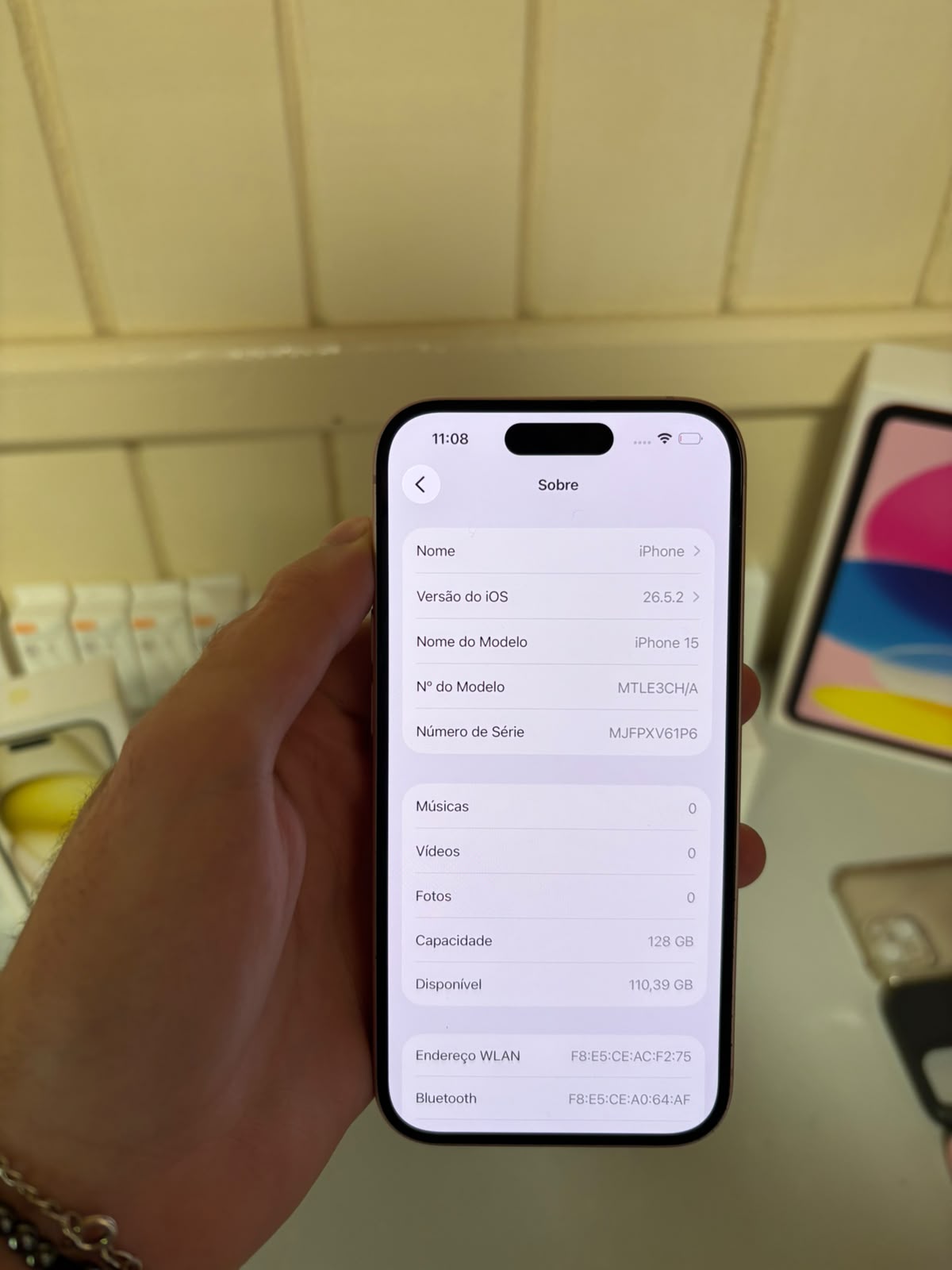 iPhone 15 — tela Sobre com capacidade de 128 GB