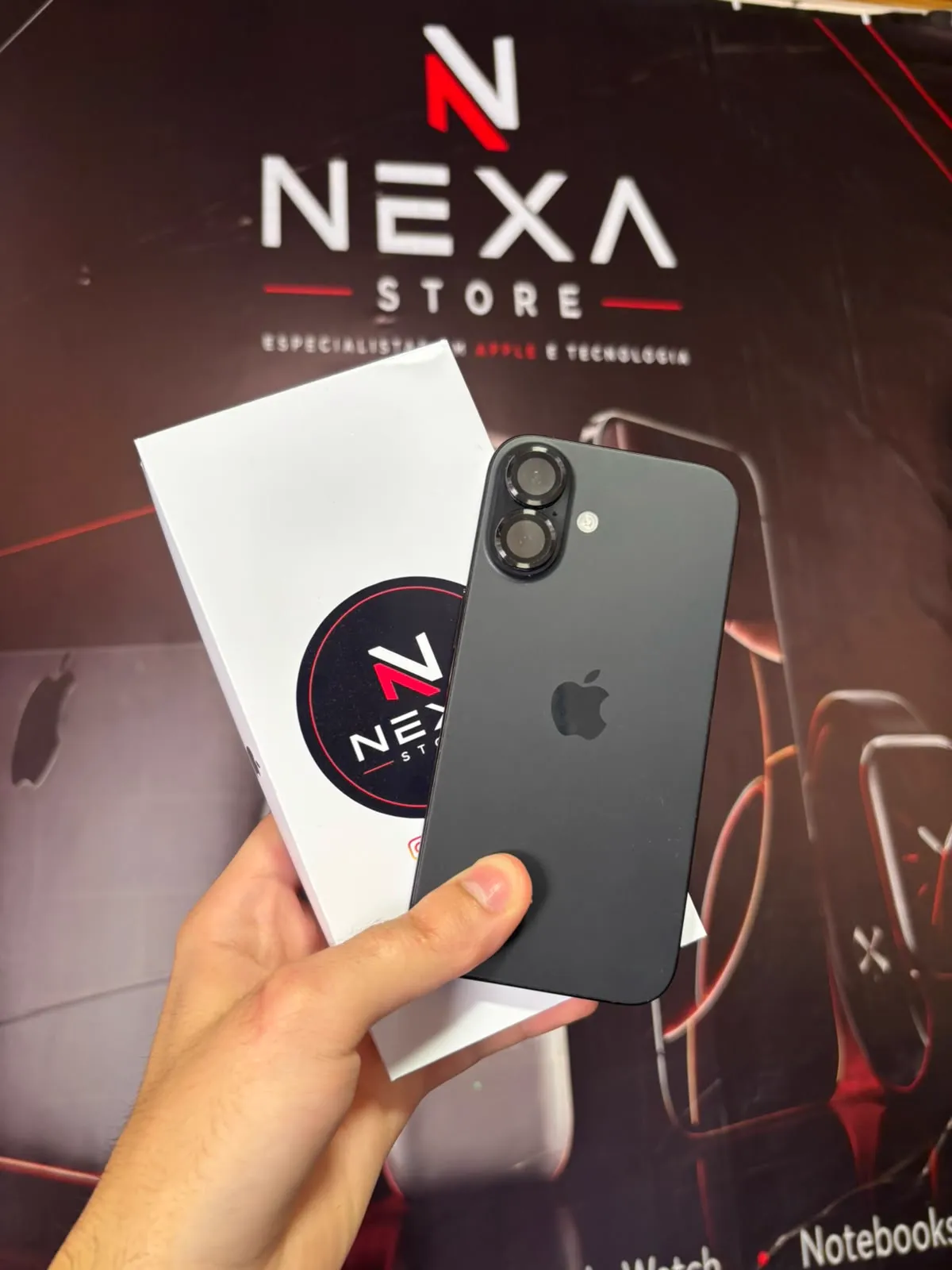 iPhone 16 128 GB Preto — aparelho com a caixa e a identidade Nexa Store