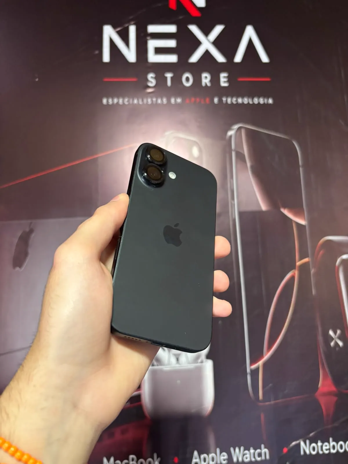 iPhone 16 128 GB Preto — traseira em perspectiva