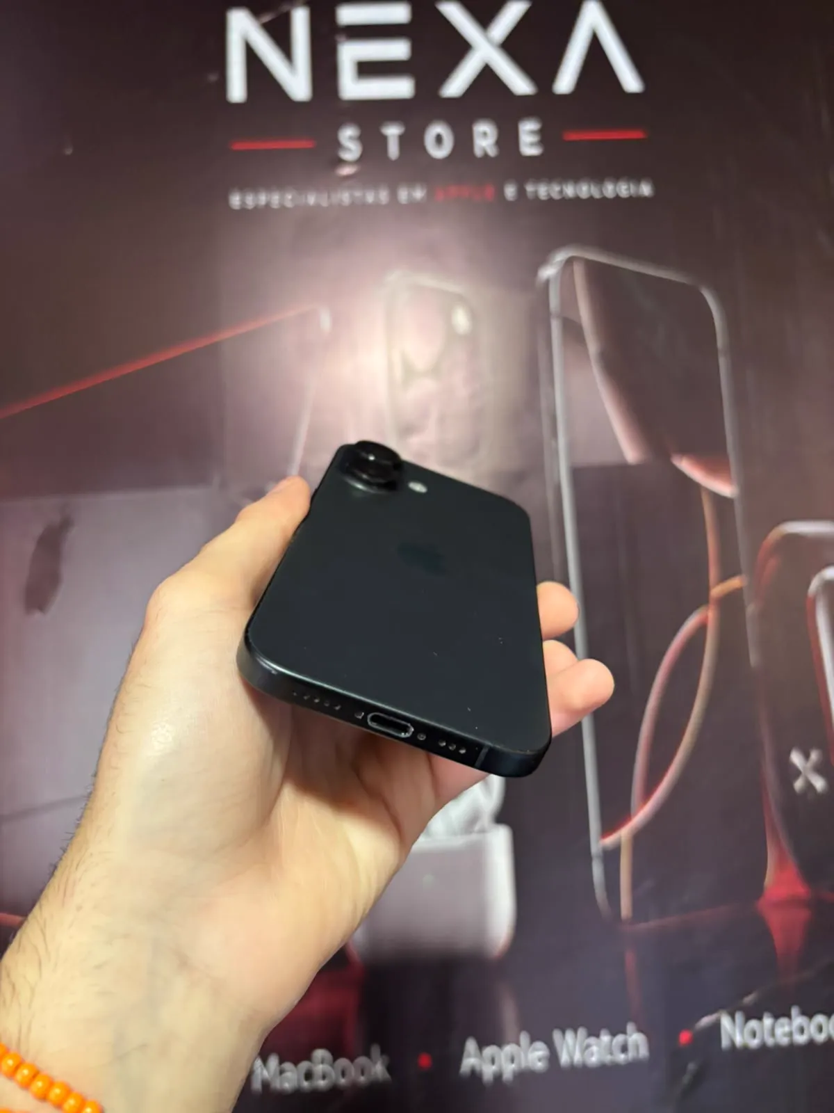 iPhone 16 128 GB Preto — lateral inferior do aparelho