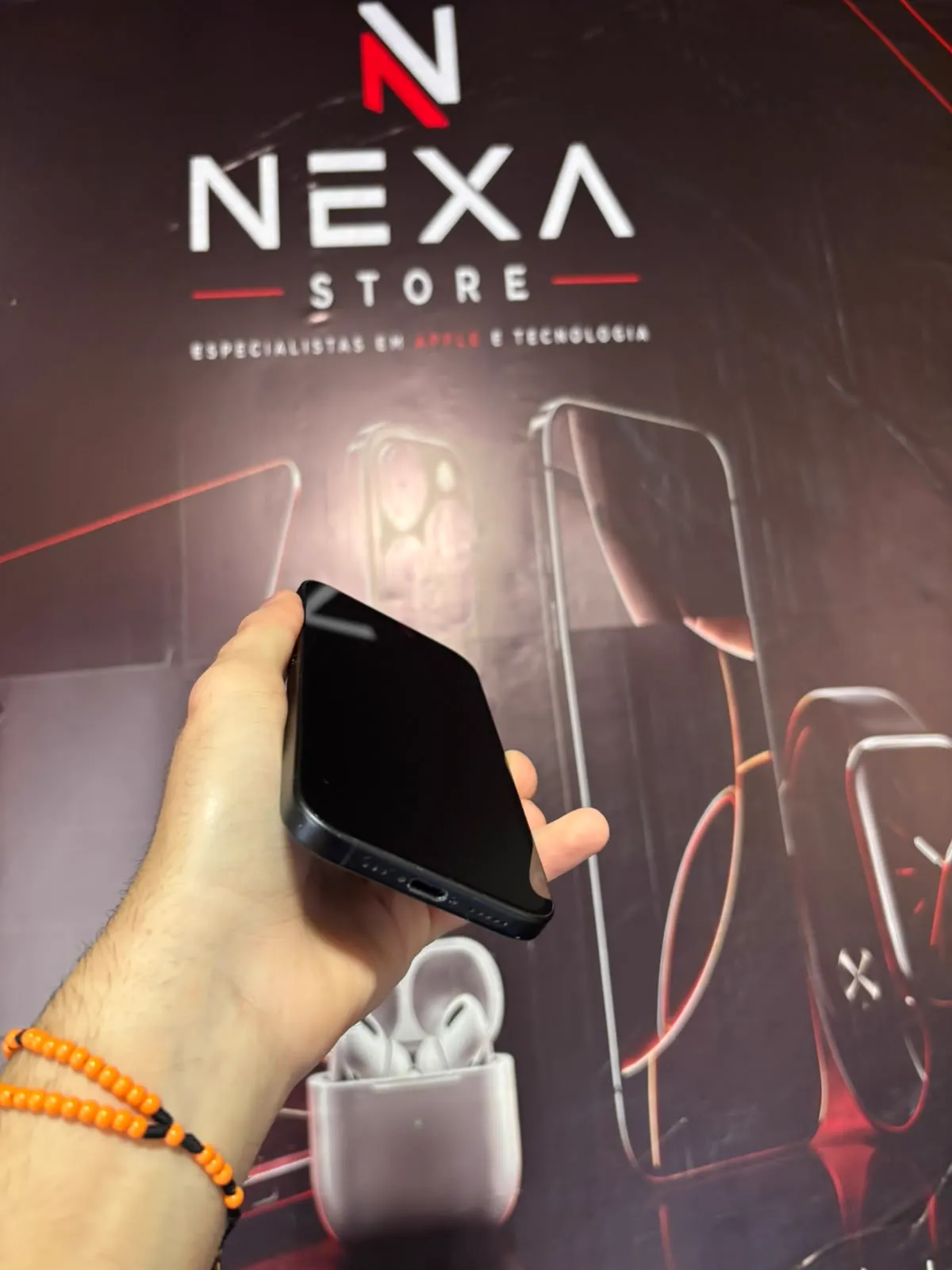 iPhone 16 128 GB Preto — frente do aparelho em ângulo