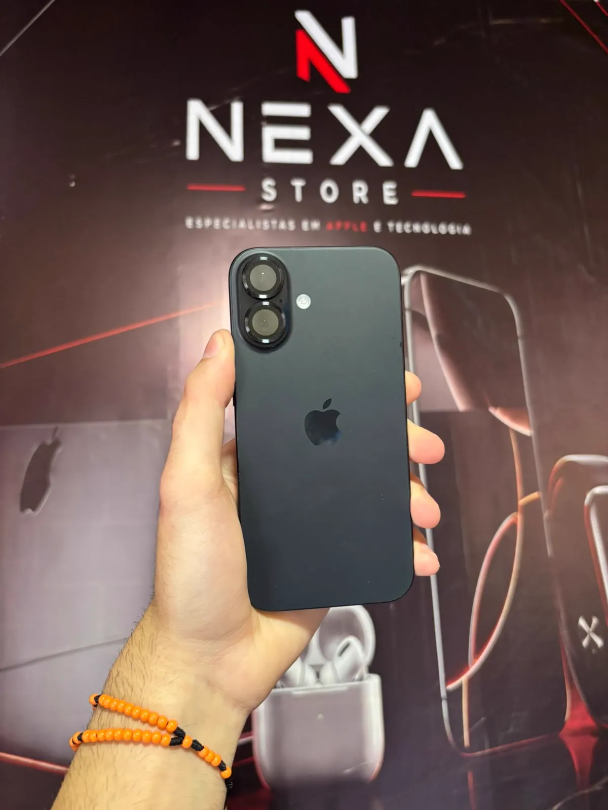 iPhone 16 128 GB Preto — traseira do aparelho com a identidade Nexa Store ao fundo