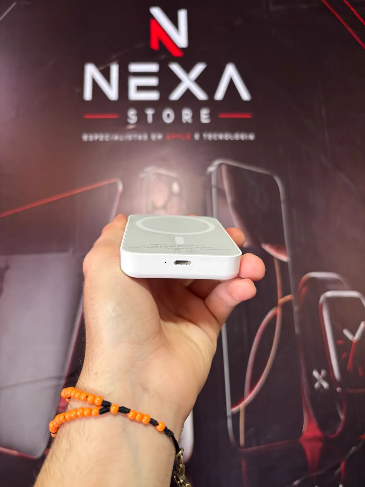 Power Bank Magnético — lateral com a entrada USB-C