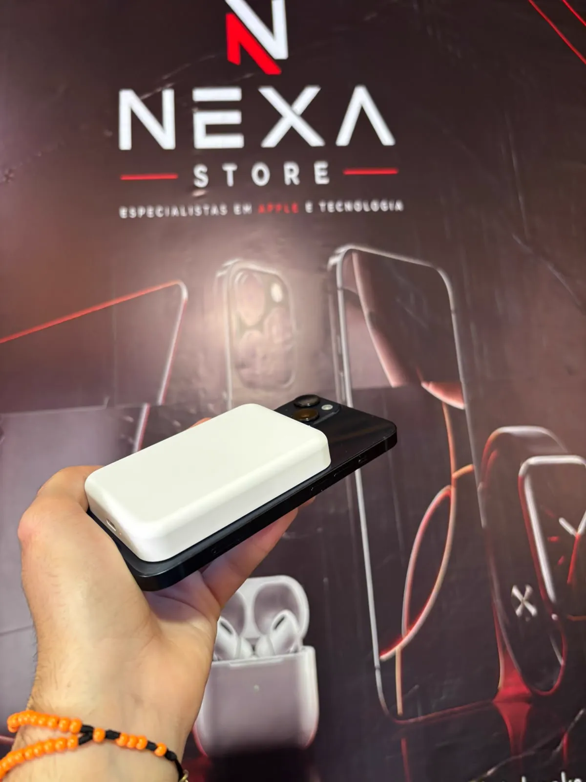Power Bank Magnético acoplado à traseira de um iPhone preto