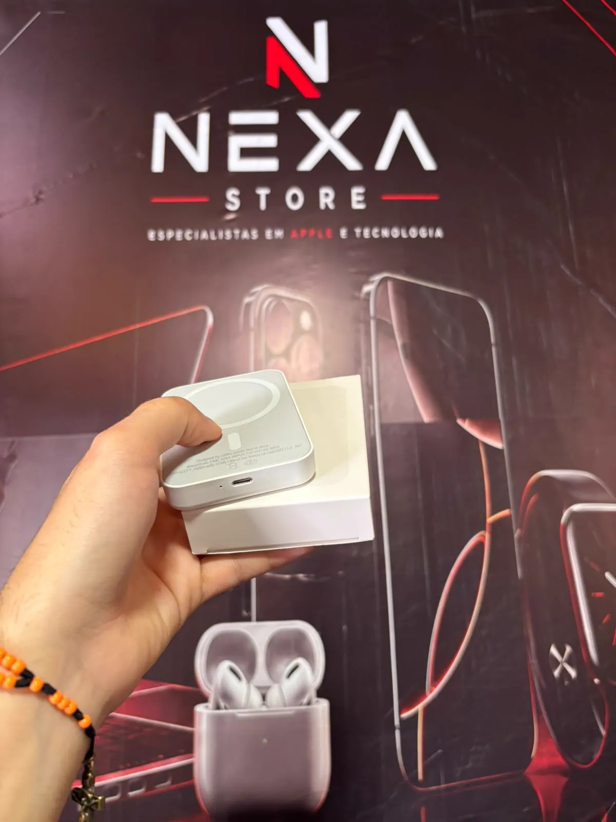 Power Bank Magnético sobre a embalagem aberta
