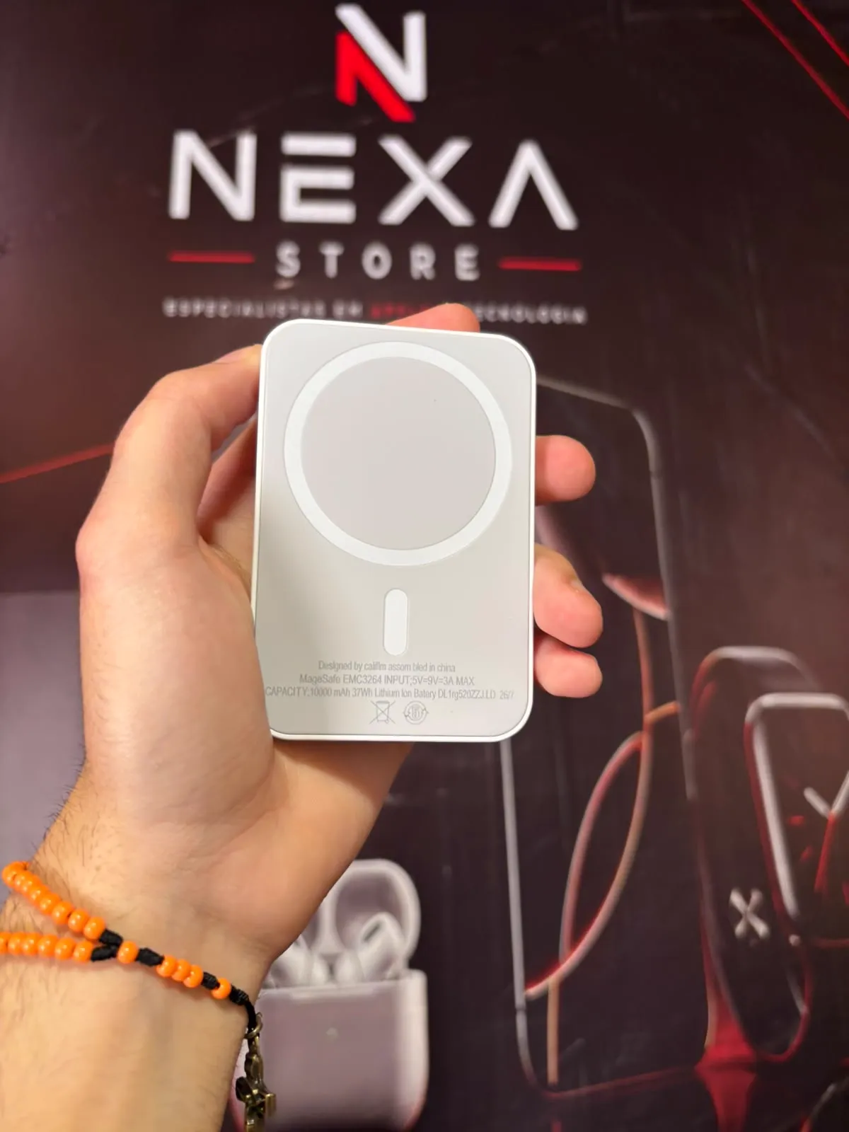 Power Bank Magnético 10.000mAh fora da embalagem, com a identidade Nexa Store ao fundo