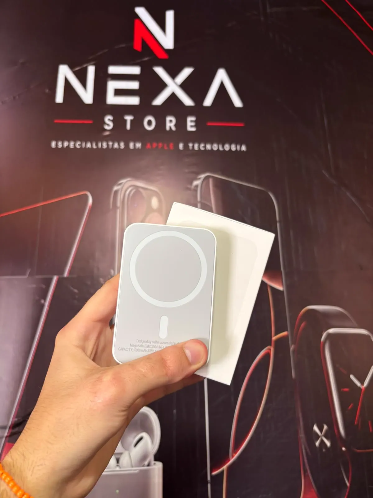 Power Bank Magnético 10.000mAh com a embalagem e a identidade Nexa Store ao fundo